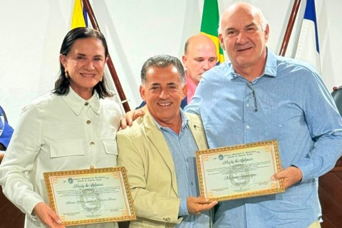 Marcão Vivacqua e sua esposa Adriana recebem Moção de Aplauso na Câmara Municipal de Marataízes