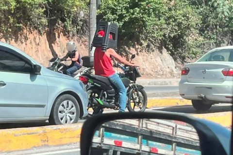 Imprudência sobre duas rodas: motociclista é flagrado transportando banquinhos sobre o capacete em Cachoeiro