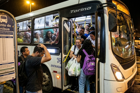 Medo de acidente gera protesto e paralisa linha de ônibus após falha mecânica. em Cachoeiro