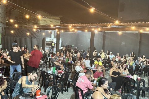 O Churrasquinho do Mofati registra casa cheia e "pala" de anfitrião surpreende público em Marataízes