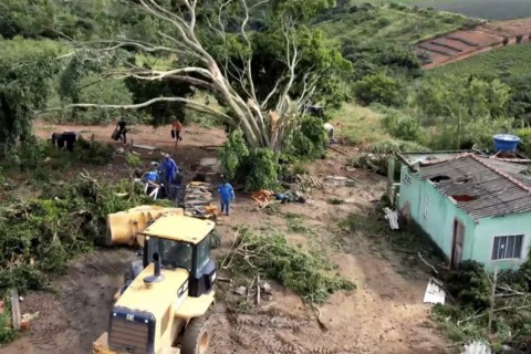 Temporal com granizo e ventania deixa rastro de destruição na zona rural de Marataízes