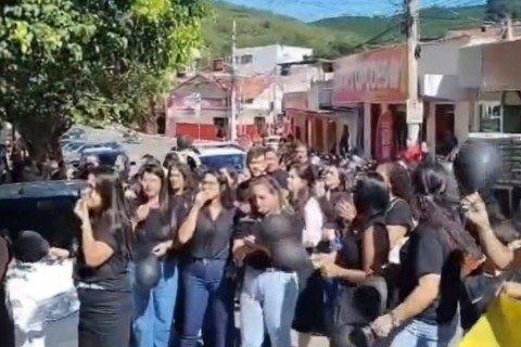 Professores paralisam atividades e cobram piso salarial nacional