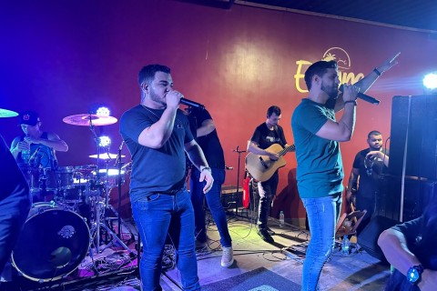 Noite de “Boteco sertanejo” agita Itaipava com muito sertanejo e pagode