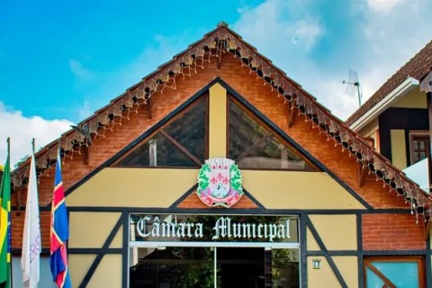 Vereadores de Domingos Martins criam 13° e tíquete de R$ 986 para eles mesmos