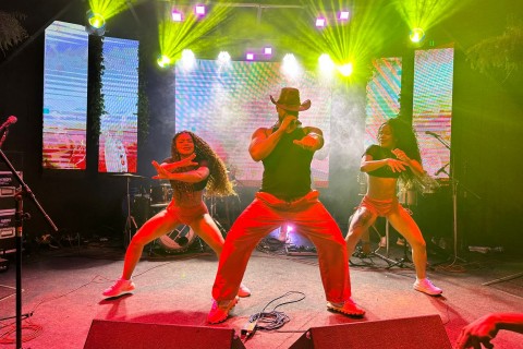 ‘Mixtura Louca’ Matheus Emis, Tiago Lucca e Art Samba agitou Marataízes neste sábado no Street