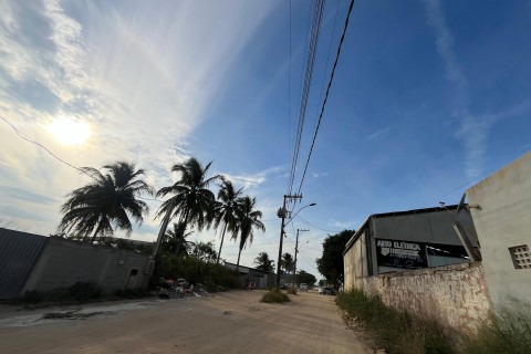 Perigo nas Vias: Postes no Meio de Avenida em Marataízes Revelam Falta de Planejamento Urbano