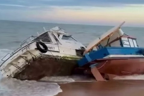 Mistério no litoral dois barcos à deriva são encontrados na Praia de Morada do Sol, em Vila Velha