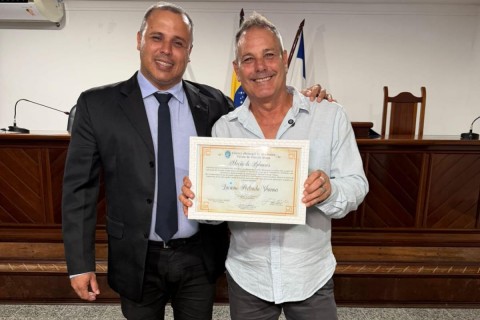 Câmara de Marataízes concede Moção de Aplauso ao ator Luciano Viana por trajetória nacional e valorização da cultura local